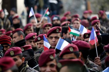 Les forces de sécurité palestiniennes défilent avec des drapeaux français