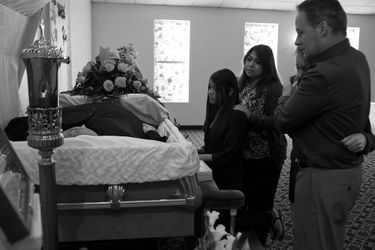 Les proches d&#039;Hector à ses funérailles, en décembre 2014