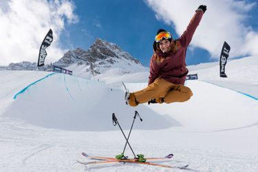 Savoie, France, 1er février 2014 --- Marie MARTINOD, skieuse acrobatique française spécialiste du half-pipe, fait partie des favorites pour les JO de Sotchi. En 2013, elle a remporté les X Games, les JO des sports de l&#039;extrême. Séance photo devant le half-pipe de Tignes.