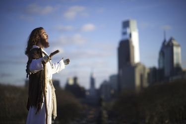 Michael Grant se balade dans Philadelphie habillé en Jésus
