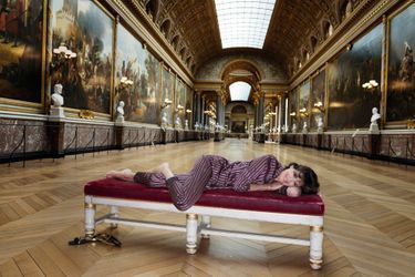 Versailles, France, 23 juin 2014 --- Inès DE LA FRESSANGE pose en pyjama d&#039;intérieur dans la galerie des Batailles, au château de Versailles.