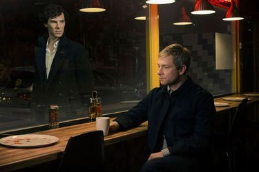 La troisième saison de «Sherlock», avec Benedict Cumberbatch et Martin Freeman, a fait un retour triomphal sur les écrans anglais le 1er janvier. Cette création signée par la BBC est l’une des adaptations les plus fidèles aux romans sur les aventures du célèbre détective, tout en étant l’une des versions les plus originales jamais réalisées. Le scénario sans faute de Steven Moffat, quoique parfois un peu dur à suivre, et le jeu de Benedict Cumberbatch et Martin Freeman, duo virtuose et &quot;So&quot; divertissant, portent les aventures du détective à leur plus haut niveau. Sherlock Holmes vit désormais dans le Londres du XXIème siècle, se colle des patches pour arrêter de fumer et est accro à son smartphone. De ses anciennes vies, ce nouveau Sherlock 2.0 n’a gardé comme signe distinctif que le Deerstalker, ce chapeau de chasseur typiquement anglais, qu’il a rendu célèbre. Aussi génial que socialement décalé, il n’a pas peur de se salir les mains, rampe sur le sol à la recherche du moindre indice, renifle et maltraite les cadavres. On regrette que le temps d&#039;attente soit aussi long entre chaque saison qui ne comportent chacune que trois épisodes. Diffusée sur France 2 et France 4.&lt;center&gt;&lt;iframe width=&quot;560&quot; height=&quot;315&quot; src=&quot;//www.youtube.com/embed/9UcR9iKArd0&quot; frameborder=&quot;0&quot; allowfullscreen&gt;&lt;/iframe&gt;&lt;/center&gt;
