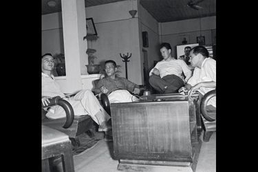 Avec deux collègues, Jacques Chancel (de face) interviewe Bay Vien, le chef des rebelles Binh Xuyen, en mars 1955 à Saïgon.