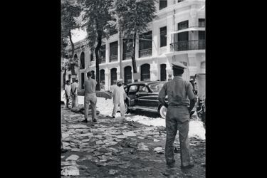 Pour Paris Match, le jeune journaliste photographie le sac de l’hôtel Majestic, à Saigon, le 20 juillet 1955.