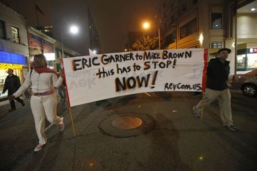 Encore un policier blanc disculpé - "Justice pour Eric Garner. La vie des Noirs compte"
