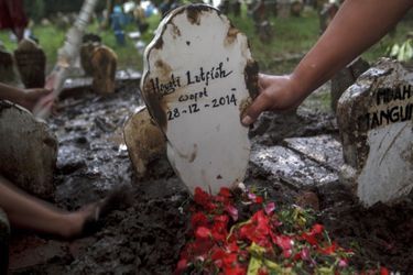 Les premiers corps inhumés, 130 toujours recherchés - Crash de l’avion d’AirAsia