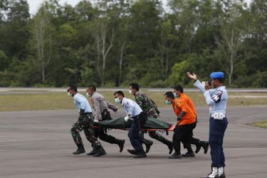Les premiers corps inhumés, 130 toujours recherchés - Crash de l’avion d’AirAsia