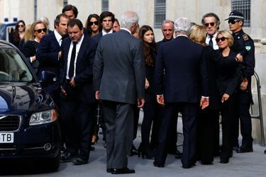 Alfonso Díez et la famille de Cayetana devant l’hôtel de ville de Séville, le 20 novembre 2014