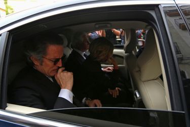 Alfonso Díez et la fille de Cayetana, Eugénia, dans l'une des voitures du convoi funèbre à Séville, le 20 novembre 2014