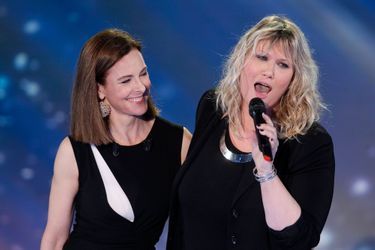 Carole Bouquet, avec Vénronick Sévère, lors de l’enregistrement de son «Vivement Dimanche», le 17 décembre 2014