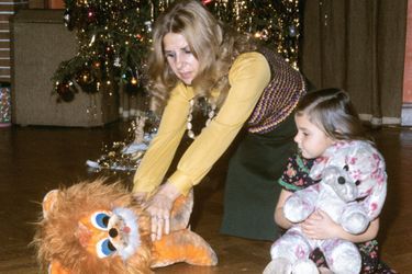Cayetana Fitz James et sa fille Eugenia, à Noël, en 1973
