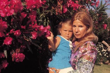 Cayetana Fitz James, et sa fille Eugenia en 1971