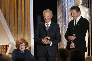 Clint Eastwood et Liam Neeson récompensant Maureen O&#039;Hara 