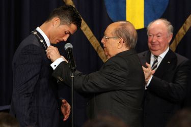 Cristiano Ronaldo pose avec des fans devant sa statue à Funchal, le 21 décembre 2014