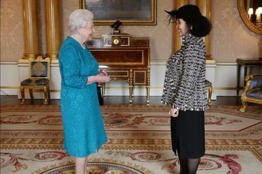 La reine Elizabeth II reçoit en audience l’ambassadeur de France Sylvie Bermann, le 21 novembre 2014