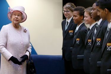 La reine Elizabeth II rencontre des élèves de Holyport College dans le Berkshire, le 28 novembre 2014