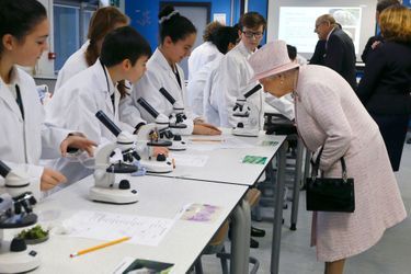 La reine Elizabeth II visite Holyport College dans le Berkshire, le 28 novembre 2014