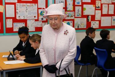 La reine Elizabeth II visite Holyport College dans le Berkshire, le 28 novembre 2014