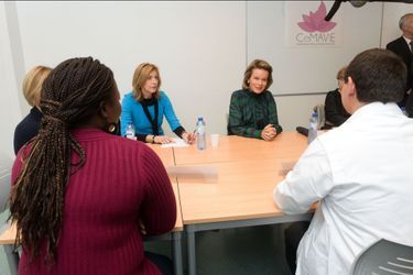 La reine Mathilde de Belgique au centre médical d&#039;aide aux victimes de l&#039;excision CeMAViE au CHU Saint-Pierre à Bruxelles, le 28 novembre 2014