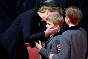 La reine Mathilde de Belgique et ses fils Gabriel et Emmanuel à Bruxelles, le 12 décembre 2014