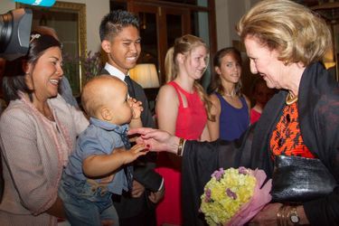 La reine Sonja avec de petits Norvégiens à Yangon, le 30 novembre 2014