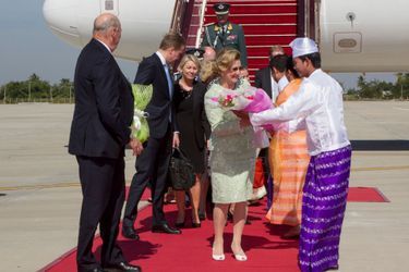 La reine Sonja et le roi Harald V de Norvège à leur arrivée à Nay Pyi Taw, le 1er décembre 2014
