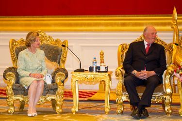 La reine Sonja et le roi Harald V de Norvège au palais présidentiel à Nay Pyi Taw, le 1er décembre 2014