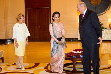 La reine Sonja et le roi Harald V de Norvège, avec Aung San Suu Kyi à Nay Pyi Taw, le 1er décembre 2014