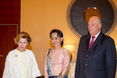 La reine Sonja et le roi Harald V de Norvège, avec Aung San Suu Kyi à Nay Pyi Taw, le 1er décembre 2014