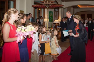 La reine Sonja et le roi Harald V de Norvège avec de petits Norvégiens à Yangon, le 30 novembre 2014