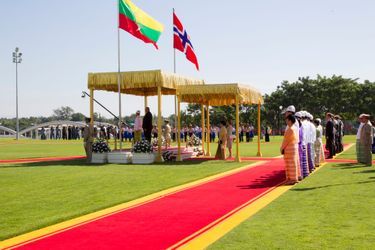 La reine Sonja et le roi Harald V de Norvège avec le président Thein Sein et son épouse à Nay Pyi Taw, le 1er décembre 2014