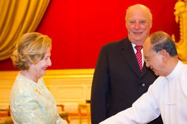 La reine Sonja et le roi Harald V de Norvège avec le président Thein Sein, le 1er décembre 2014