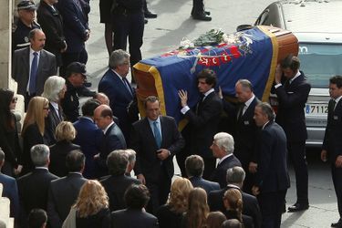 Le cercueil de Cayetana est porté par des membres de sa famille, à l’hôtel de ville de Séville, le 20 novembre 2014