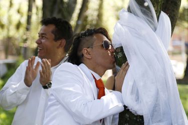 Le mariage de Richard Torres et un arbre, dimanche à Bogota