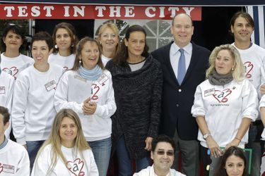 Le prince Albert II de Monaco et la princesse Stéphanie avec les bénévoles de Fight Aids Monaco, à Monaco le 24 novembre 2014