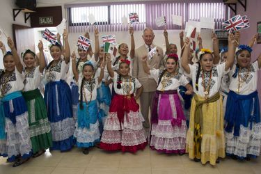 Le prince Charles avec de jeunes danseuses à Campeche, le 5 novembre 2014