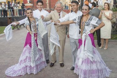 Le prince Charles fait la danse des mouchoirs à Campeche, le 5 novembre 2014