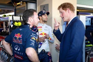Le prince Harry avec Christian Horner et Daniel Ricciardo au Grand Prix de Formule 1 à Abou Dhabi, le 23 novembre 2014