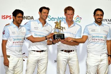 Le prince Harry vainqueur avec son équipe de la Coupe de polo Sentebale à Abou Dhabi, le 20 novembre 2014