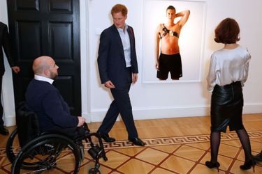 Le prince Harry visite l’exposition de photographies de militaires blessés de Bryan Adams à la Somerset House à Londres, le 11 novembre 2014