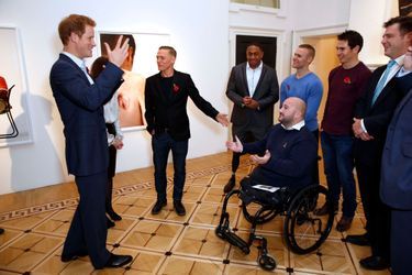 Le prince Harry visite l’exposition de photographies de militaires blessés de Bryan Adams à la Somerset House à Londres, le 11 novembre 2014