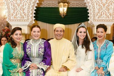 Le prince Moulay Rachid, entouré de (g à d) de ses sœurs Lalla Asma et Lalla Hasna, son épouse Lalla Oum Keltoum et sa sœur Lalla Meryem.