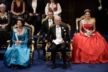 Le roi Carl XVI Gustaf de suède, la reine Silvia et la princesse Victoria à la cérémonie de remise des prix Nobel à Stockholm, le 10 décembre...