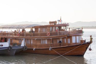 Le roi Harald V de Norvège et la reine Sonja sur un bateau sur le fleuve Irrawaddy, le 3 décembre 2014