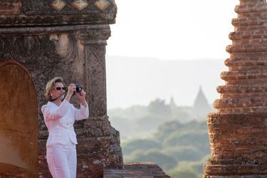 Le roi Harald V de Norvège et la reine Sonja visitent les temples de Bagan et Sulamani, le 3 décembre 2014