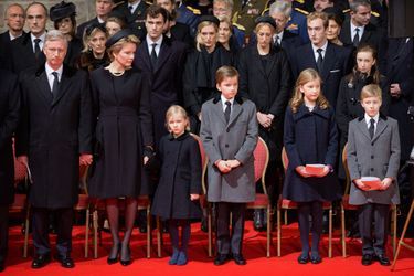 Le roi Philippe de Belgique, la reine Mathilde et leurs quatre enfants aux obsèques de l’ex-reine Fabiola à Bruxelles, le 12 décembre 2014