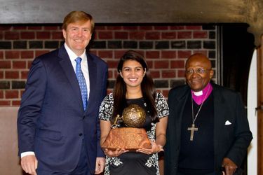 Le roi Willem-Alexander des Pays-Bas et Desmond Tutu remettent le Prix international de la Paix des enfants à La Haye, le 18 octobre 2014