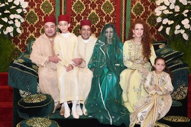 Mohammed VI, son fils Moulay Hassan, le prince Moulay Rachid, Lalla Oum Keltoum, Lalla Salma, épouse du roi du Maroc et leur fille Lalla Khadija