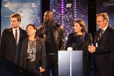 Omar Sy bien entouré à Paris le 20 novembre 2014