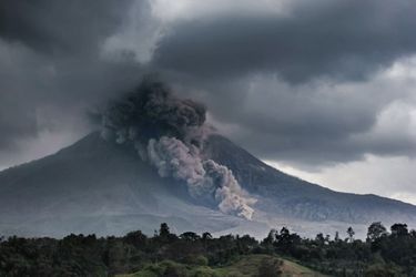 Photo du volcan Sinabung prise le 25 octobre